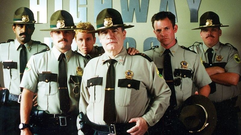 Bộ phim Super Troopers hài hước kể về câu chuyện 5 người cảnh sát bang Vermont