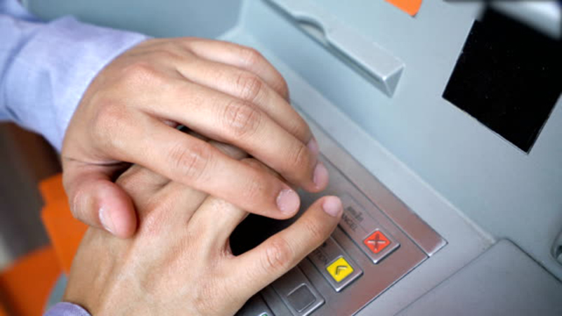 Đặt tay lên tất cả các phím trên máy ATM sau khi giao dịch xong