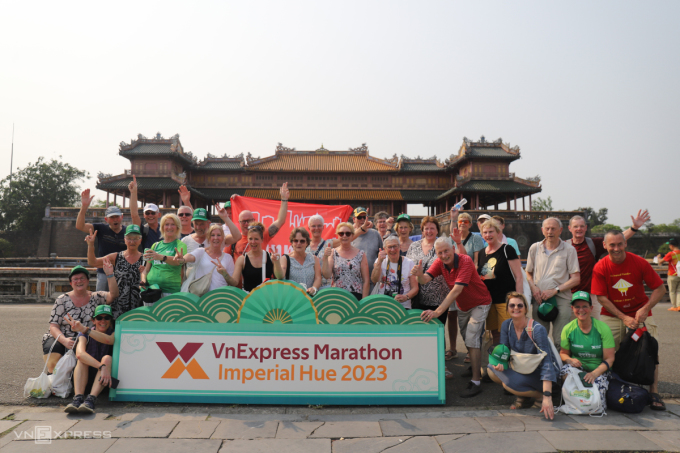 Du khách Tây đến tham gia giải VnExpess Marathon Imperial Huế. Ảnh: Võ Thạnh