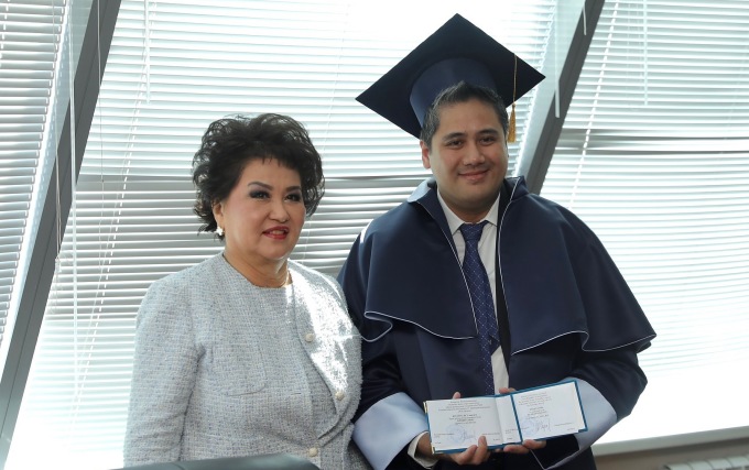 Bà Aiman Musakhodzhayeva - Hiệu trưởng Đại học Nghệ thuật Quốc gia Kazakhstan - trao bằng Giáo sư cho nghệ sĩ Bùi Công Duy, chiều 26/4 (giờ Astana). Ảnh: Nhân vật cung cấp
