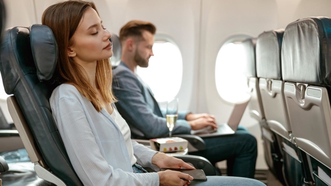 Nhiều hành khách mang theo gối tựa để hỗ trợ ngủ ngon khi bay. Ảnh: iStock