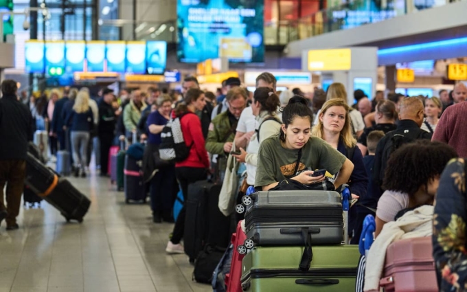 Hành khách xếp hàng dài tại sân bay New Zealand dịp giáng sinh 2022. Ảnh: AFP