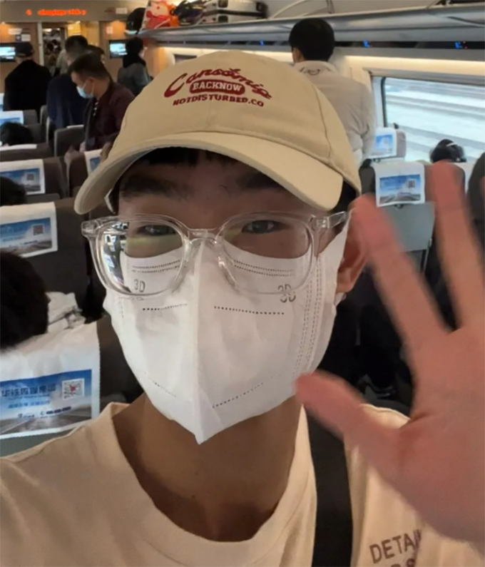 Ubon Yu ngồi trên tàu cao tốc