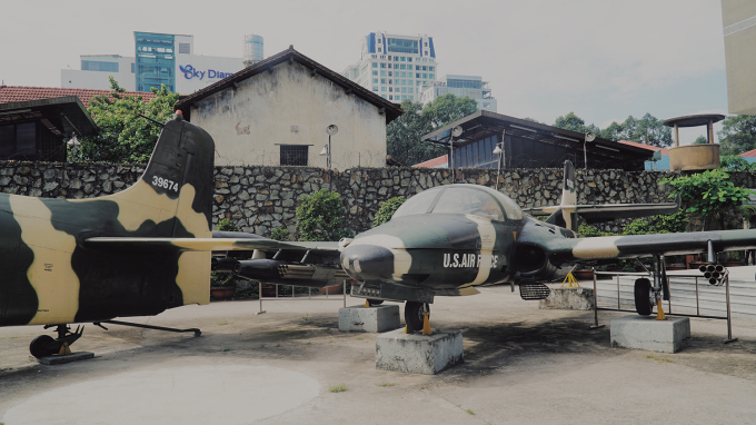 Máy bay chiến đấu dựng trước Bảo tàng Chứng tích Chiến tranh. Ảnh: Phong Vinh