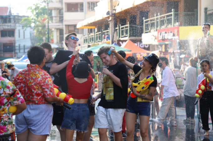 Khách quốc tế trên đường Khao San chơi súng nước. Ảnh: Bangkok Post