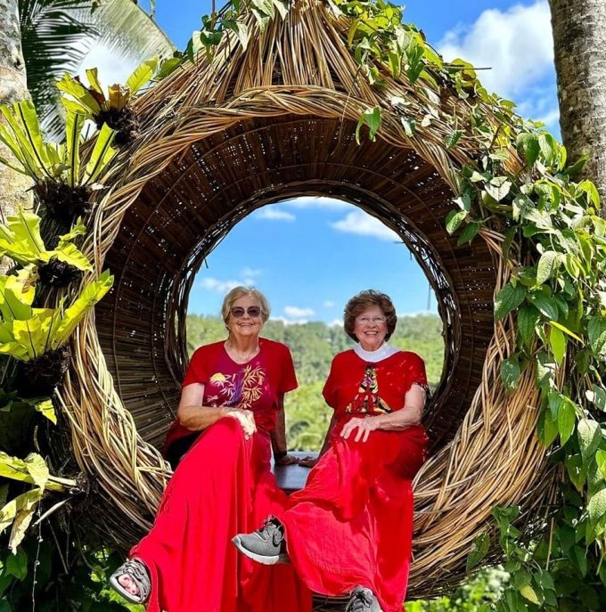 Ellie Hamby và  Sandy Hazelip chụp ảnh tại Bali, Indonesia. Ảnh: Facebook/Around the World at 80