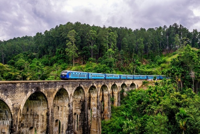 Con tàu chạy trên cầu Nine arches, một điểm du lịch hút khách ở Sri Lanka. Ảnh: Trawell