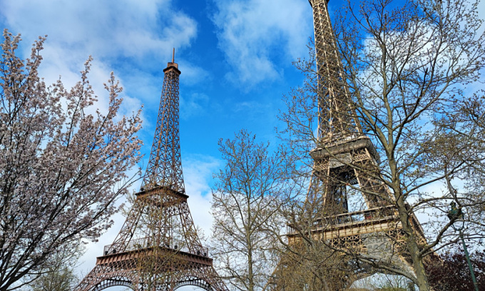 Eiffela (trái) và Eiffel nằm cạnh nhau tại công viên Champ-de-Mars. Ảnh: Sortira paris