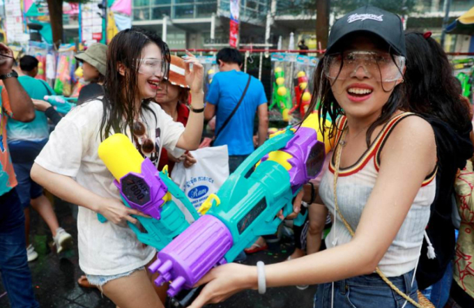 Mọi người thường mang súng nước để bắn nước lên người khác trong dịp Songkran. Ảnh: Reuters