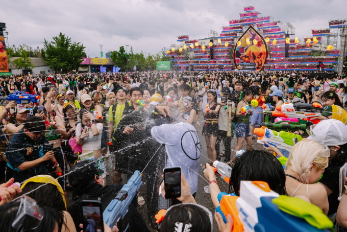Khán giả tham gia hoạt động té nước tại sự kiện Waterbomb Festival trước dịch. Ảnh: Ticket melon