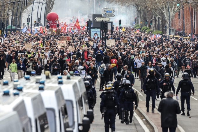 Gần 1,1 triệu người Pháp biểu tình hôm 23/3 trong đó có hơn 100.000 người ở Paris. Ảnh: AFP