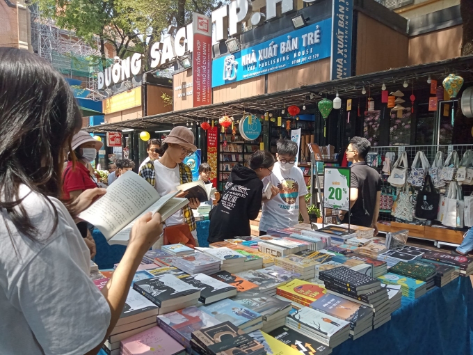 Độc giả tham quan đường sách TP HCM - nơi là địa điểm giao lưu văn hóa đọc tại thành phố bảy năm qua. Ảnh: Quỳnh Trần