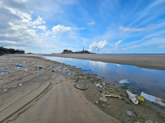 Bãi biển khu vực mũi Kê Gà nhiều rác.