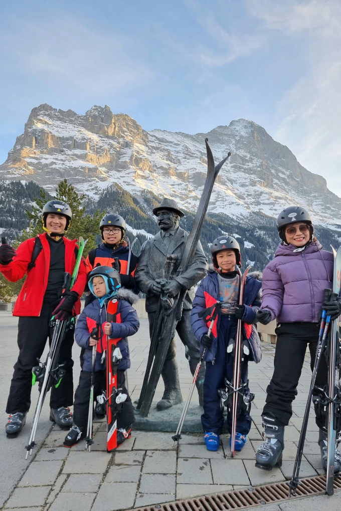 Gia đình chị Tú dành phần lớn thời gian chuyến đi để trượt tuyết ở Grindelwald, Thụy Sĩ.