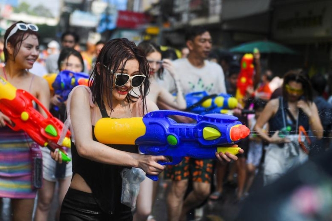 Du khách và người dân tham gia một cuộc chiến súng nước vào ngày 13/4 tại Bangkok, Thái Lan. Ảnh: Reuters