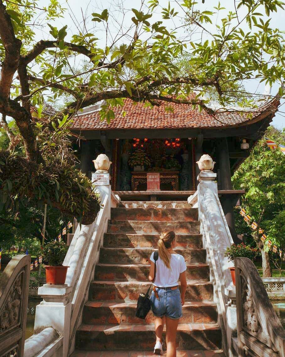 Cầu thang đi lên không gian chùa
