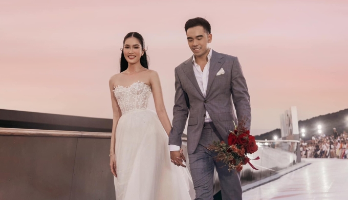 Người đẹp diện váy cưới của nhà thiết kế Phương Linh hôm được bạn trai cầu hôn giữa sự kiện thời trang. Ảnh: Kiếng Cận