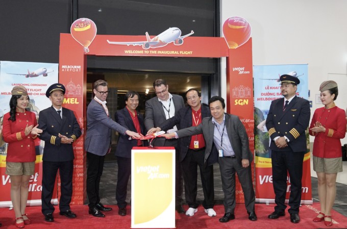 Phó Tổng giám đốc Vietjet Nguyễn Đức Thịnh, Đỗ Xuân Quang cùng đại diện sân bay Melbourne thực hiện nghi thức khai trương đường bay tại Melbourne