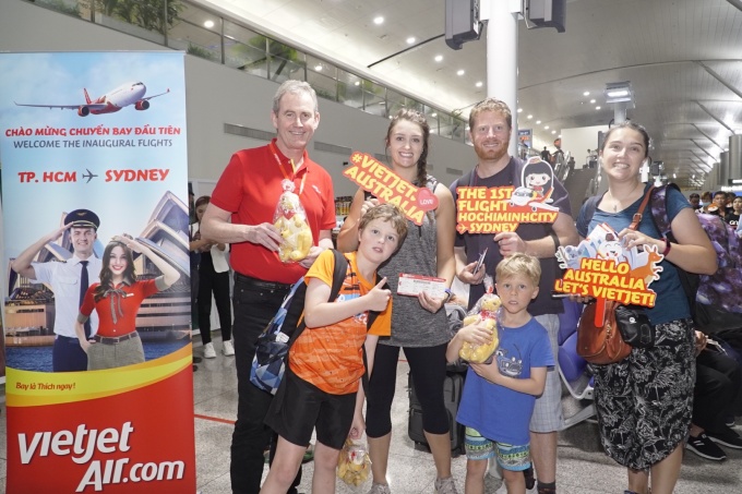 Những hành khách trên chuyến bay đầu tiên từ TP HCM đi Sydney của Vietjet tại sân bay Tân Sơn Nhất hôm 13/4. Ảnh: XIN TÊN NGƯỜI CHỤP