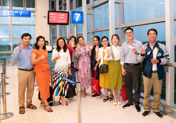 Hành khách trên chuyến bay khai trương hào hứng trước hành trình Cần Thơ - Vân Đồn (Quảng Ninh). Ảnh: XIN TÊN NGƯỜI CHỤP