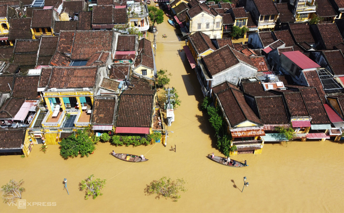Khu phố cổ bị nước lũ ngập hơn 1m tháng 11/2020 khiến nhiều nhà bị xuống cấp. Ảnh: Đắc Thành