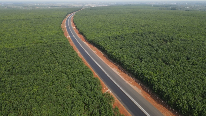 Một đoạn cao tốc Phan Thiết - Dầu Giây đã thảm nhựa, đi qua rừng cao su bạt ngàn ở huyện Cẩm Mỹ, Đồng Nai. Ảnh: Phước Tuấn.