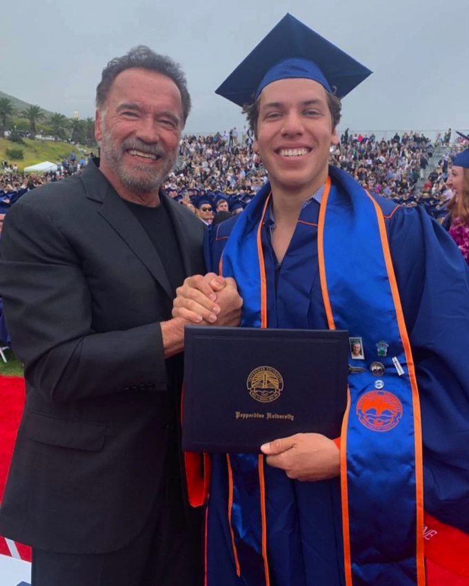 Joseph Baena (phải) chụp ảnh cùng cha trong lễ tốt nghiệp. Ảnh: Joseph Baena Instagram