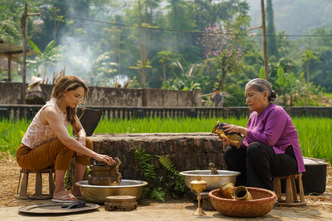 Nghệ sĩ Lê Thiện (phải) - vai bà nội Sinh - trong cảnh dạy Amanda chùi rửa lư hương ngày giáp Tết.