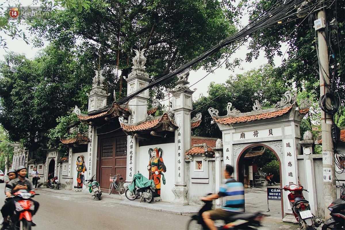 Phía trước cổng chùa Hà