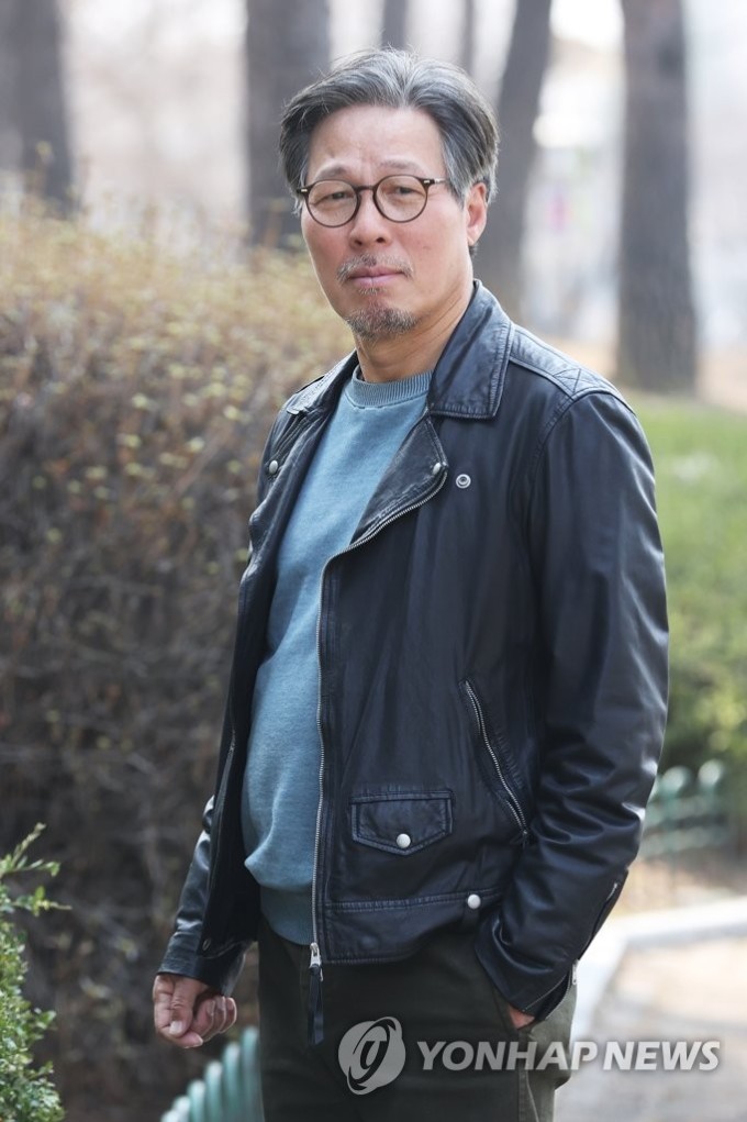 Tiểu thuyết gia Cheon Myeong Kwan tại Seoul hồi tháng 3. Ảnh: Yonhap News