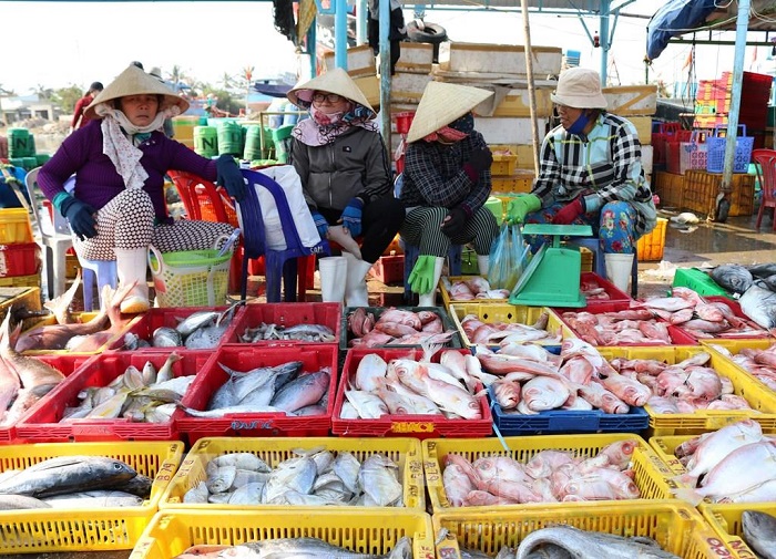 Ghé qua chợ Thuận An xem hải sản và ăn trưa