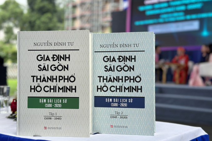 Bộ sách ấp ủ hơn 20 năm của tác giả Nguyễn Đình Tư. Ảnh: Mai Nhật