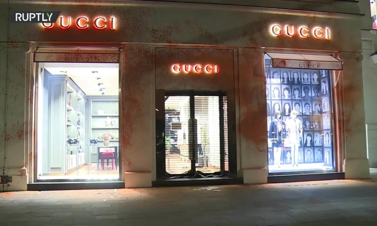 Cửa tiệm Louis Vuitton, Prada, Gucci bị tạt sơn
