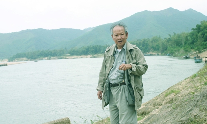 Đặng Tiến bên sông Thu Bồn, gần làng Đại Cường, năm 2009. Ảnh: Lý Đợi