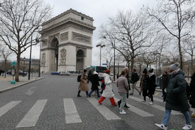Khách du lịch đi bộ tại Paris. Nếu không đi bộ được lâu, du khách không nên du lịch tự túc. Ảnh: Trịnh Hằng