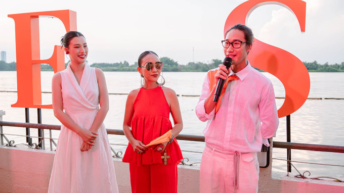 Đoan Trang (giữa) và nhà thiết kế Phạm Ngọc Tây ra mắt bộ sưu tập thời trang dành cho dịp hè, tối 23/4 tại TP HCM. Ảnh: Nhân vật cung cấp