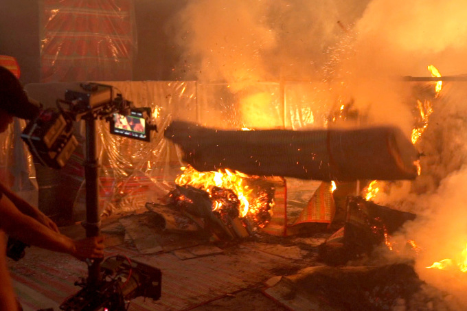 Cảnh quay đốt xưởng chiếu trong Lật mặt 6. Ảnh: Tuấn Lê