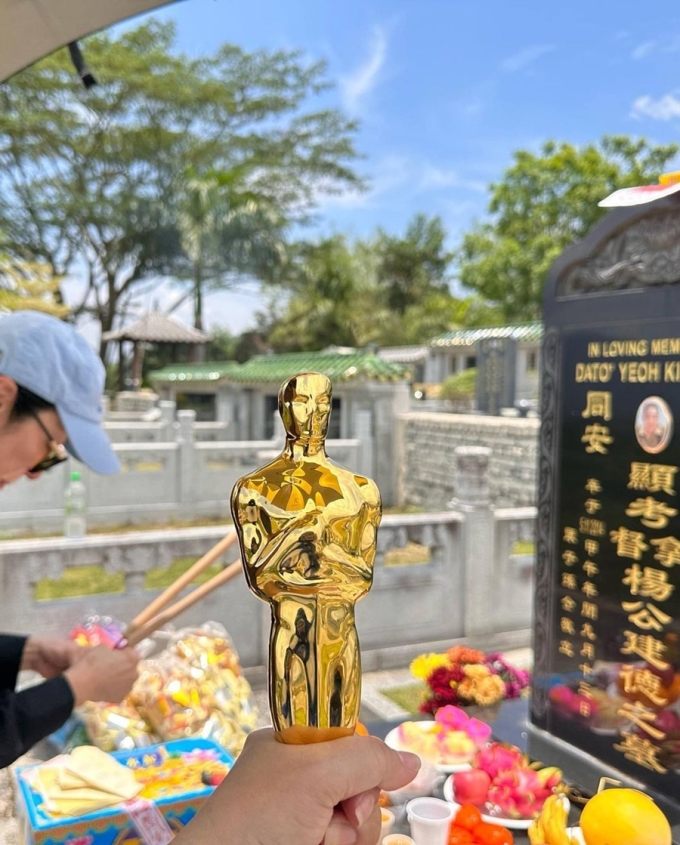 Tượng vàng bên mộ bố Dương Tử Quỳnh. Ảnh: Instagram Michelleyeoh official