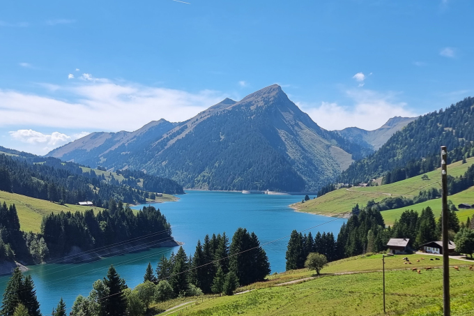 Vẻ đẹp của khung cảnh hồ Hongrin ở bang Vaud, Thụy Sĩ.