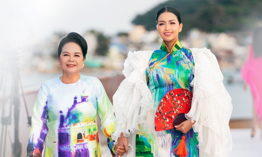 Hoa hậu Ngọc Châu và mẹ catwalk show Thủy Nguyễn