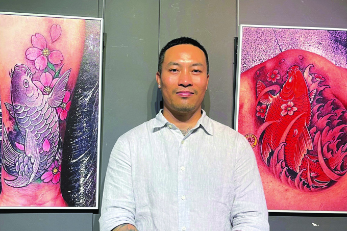 Trung Tadashi tại triển lãm cá nhân về xăm hình nghệ thuật năm 2022. Ảnh: Lê Sơn