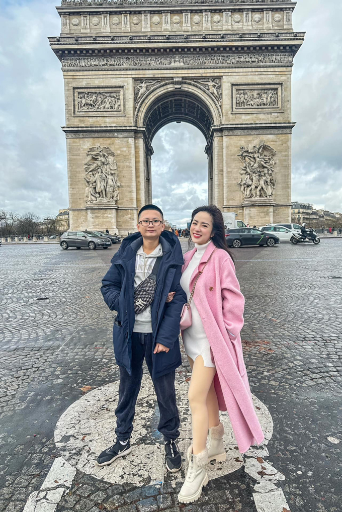 Triệu Hồng Ngọc bên con trai - Tuấn Huy (17 tuổi) - trong chuyến du lịch tại Pháp năm ngoái. Ảnh: Nhân vật cung cấp