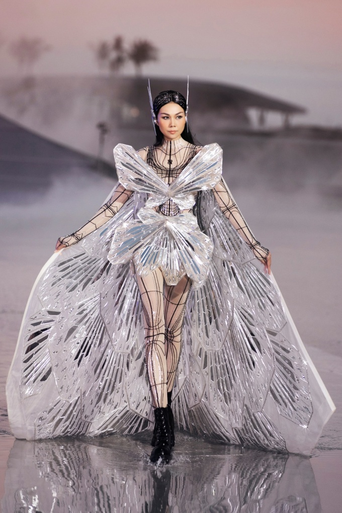 Thanh Hằng là một trong những gương mặt nổi bật ở showCTPNo2 của Chung Thanh Phong. Siêu mẫu kiêm Hoa hậu phụ nữ qua ảnh 2001 giữ vị trí vedette, thể hiện trang phục tráng gương hình cánh bướm.