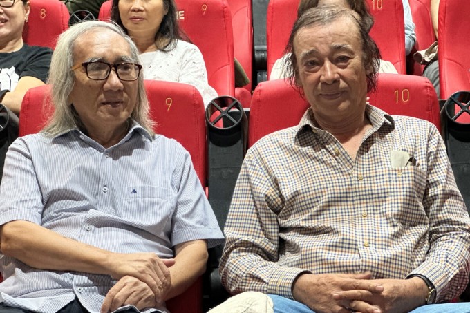Nhà thơ Nhật Chiêu (trái) cùng đạo diễn Đào Bá Sơn tại sự kiện, hôm 15/4. Ảnh: Quế Chi