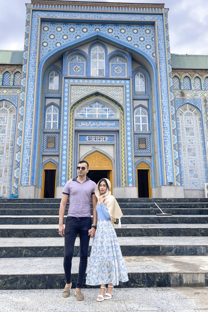 Vợ chồng chị Nhung chụp ảnh tại Thánh đường Hồi giáo lớn nhất Tajikistan, Haji Yaqub.