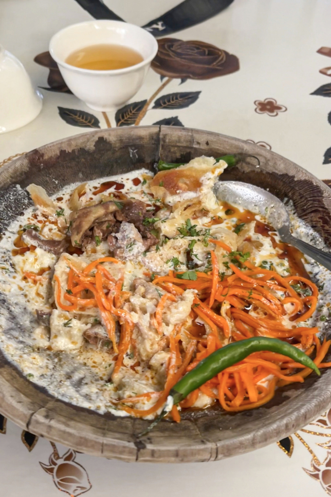 Món Qurutob truyền thống của Tajikistan.