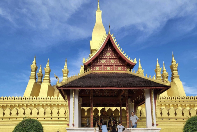 Pha That Luang, ngôi chùa dát vàng nổi tiếng ở thủ đô Vientiane. Ảnh: Đỗ Loan