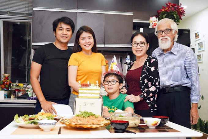 Vợ chồng nghệ sĩ Kim Xuân bên con trai, con dâu và cháu nội. Ảnh: Nhân vật cung cấp