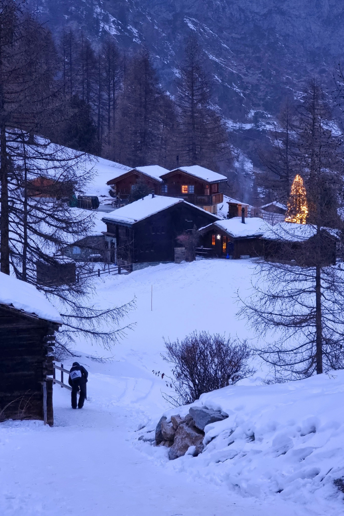 Vào tháng 2, tuyết vẫn phủ trắng ngôi làng Zermatt (Thụy Sĩ).