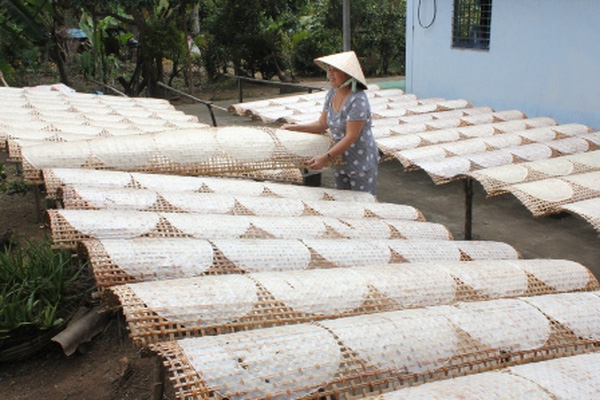 Người dân Tây Ninh tự tay sản xuất bánh tráng phơi sương